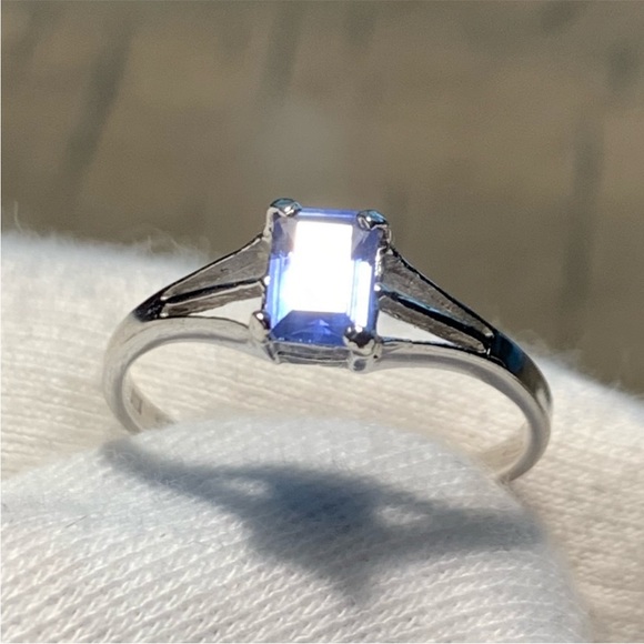 Beautiful Ceylon Sapphire White Gold Ring - Picture 2 of 11
